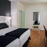 Catalonia Plaza Mayor Отель